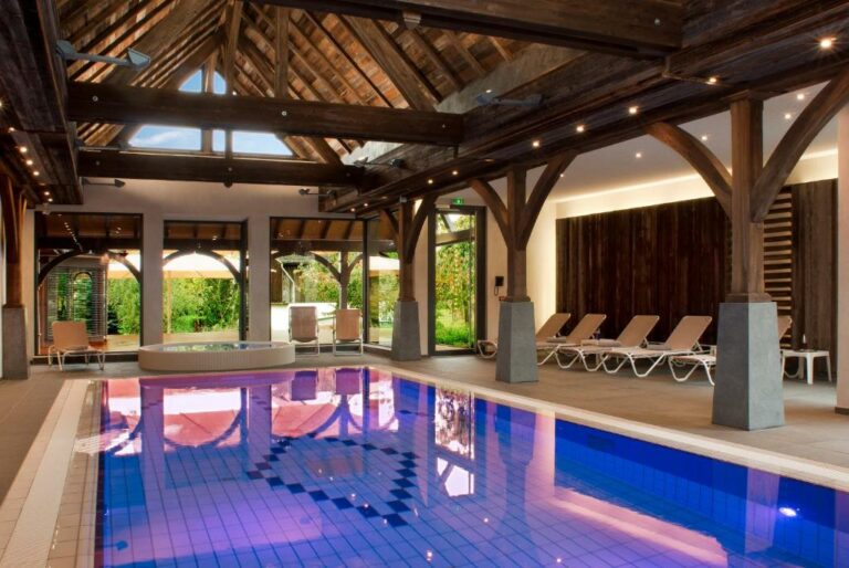 Swimming pool at the Logis Hotel Le Parc & Spa or located nearby