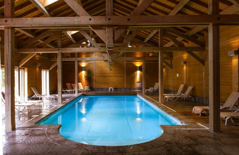 Schwimmbad im Hotel Restaurant Spa Les Jardins De Sophie oder in der Nähe