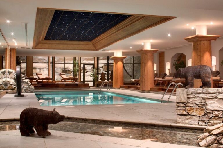 Schwimmbad im Hotel Les Barmes De l'Ours oder in der Nähe