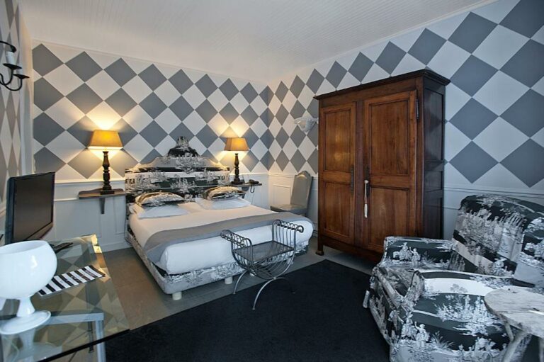 Ein oder mehrere Betten in einer Unterkunft im Hotel de Charme Le Sud Bretagne