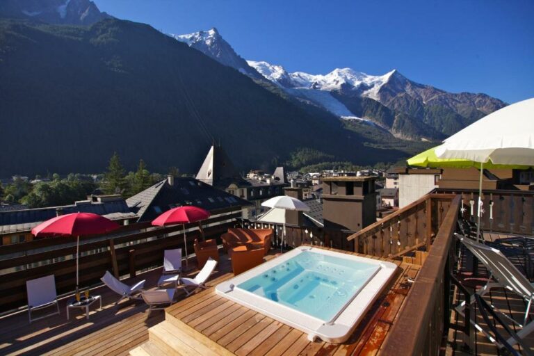 Vista sulla piscina del Park Hotel Suisse & Spa o su una piscina vicina