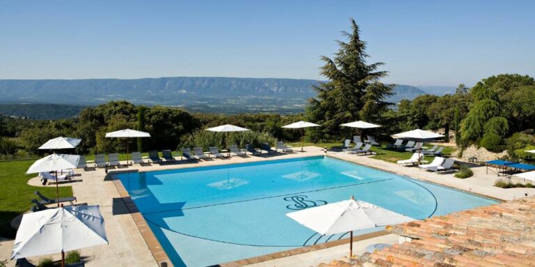 Blick auf das Schwimmbad des Hotels Les Bories & Spa oder ein nahegelegenes Schwimmbad