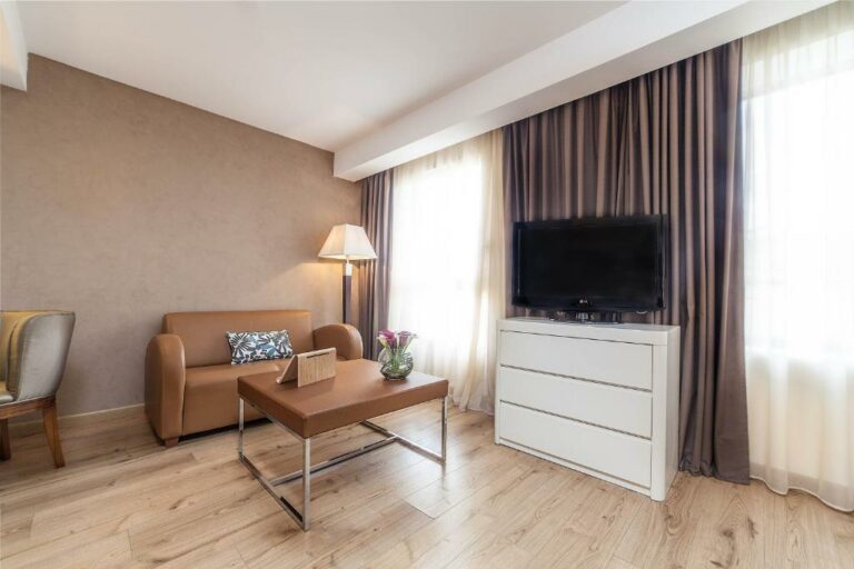Телевизионная или развлекательная комната в отеле Montaigne & Spa