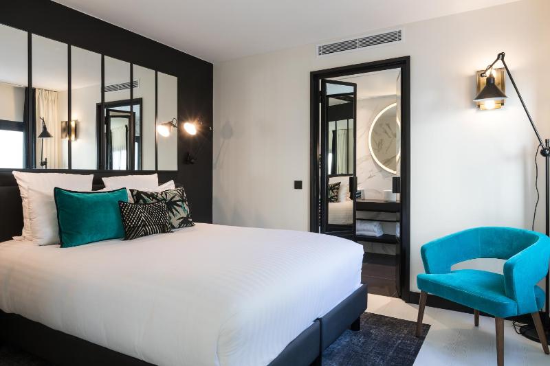 Un ou plusieurs lits dans un hébergement de l'établissement Laz' Hotel Spa Urbain Paris