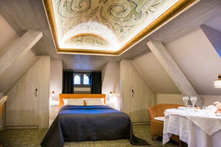 One or more beds in accommodation at Hôtel le Moulin