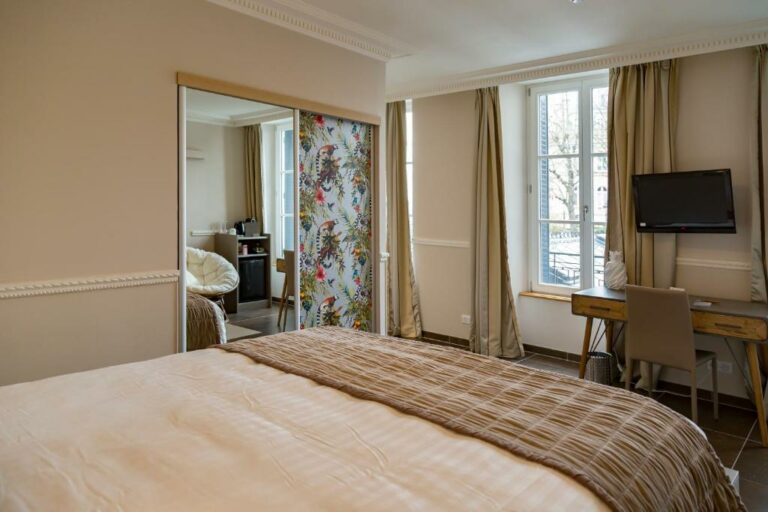 One or more beds in accommodation at the Hotel Jean Moët