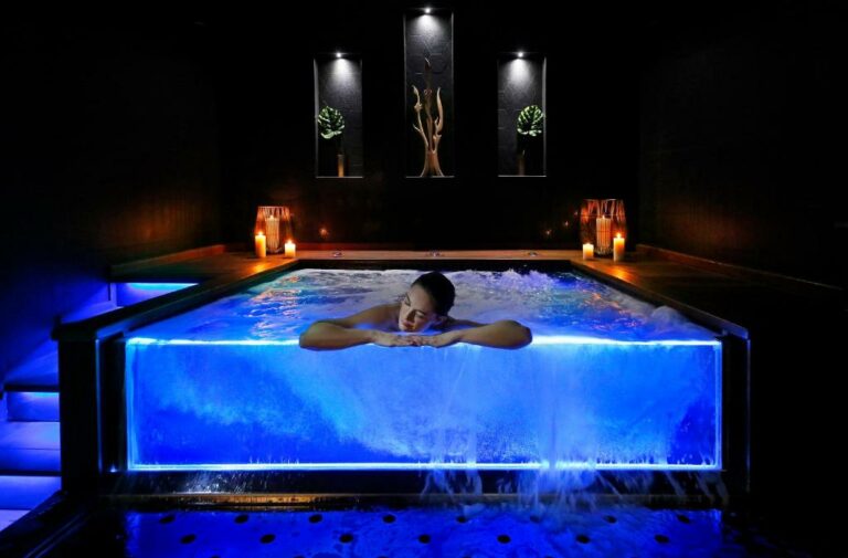حمام السباحة في Negrecoste Hotel & Spa أو يقع في مكان قريب