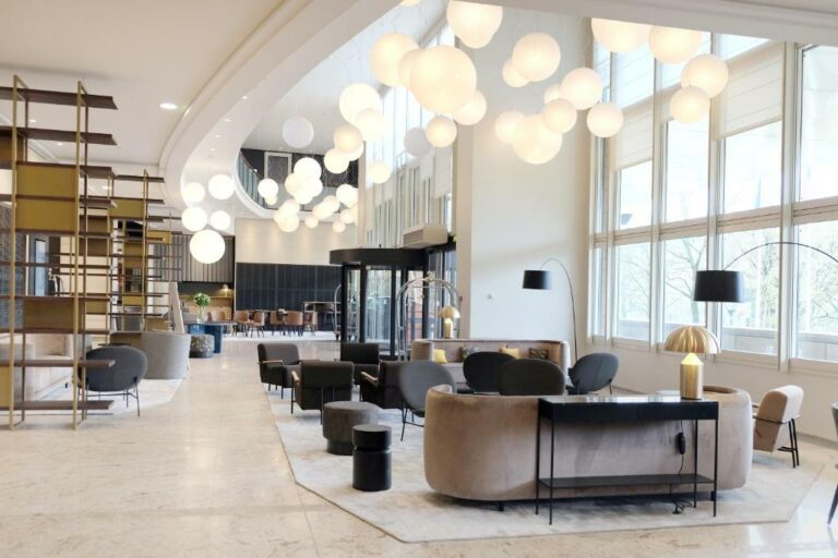 Lobby or reception of the Lyon Marriott Hotel Cité Internationale