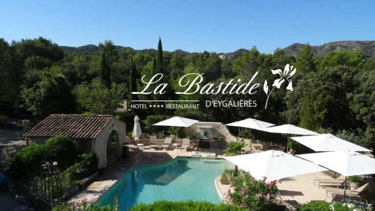 Blick auf das Schwimmbad des Hotel La Bastide d'Eygalières oder ein nahegelegenes Schwimmbad