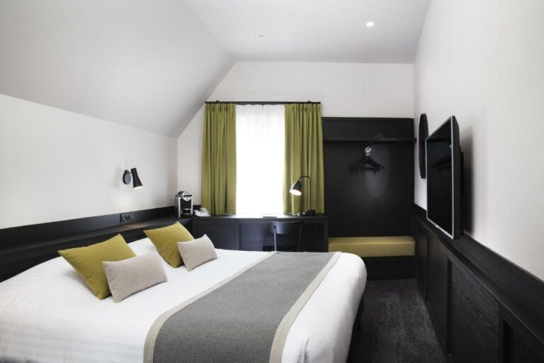 Одна или несколько кроватей в отеле Hôtel Du Dragon