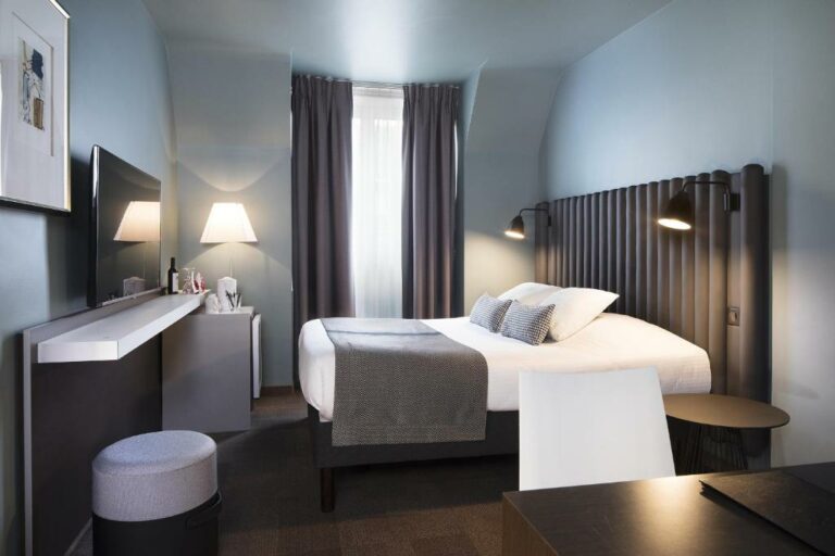 One or more beds in accommodation at Hôtel Diana Dauphine