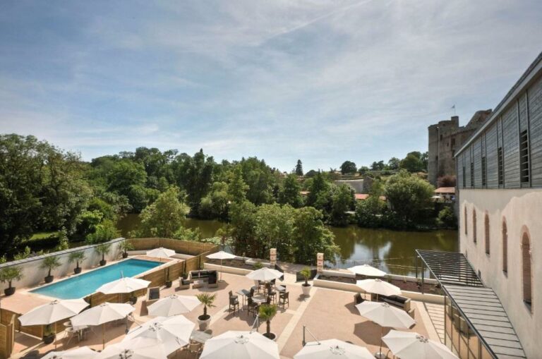 Blick auf den Swimmingpool im Best Western Plus Villa Saint Antoine Hotel & Spa oder auf einen nahegelegenen Swimmingpool