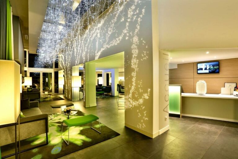 Lobby or reception of the Best Western Plus Hotel Du Parc Chantilly