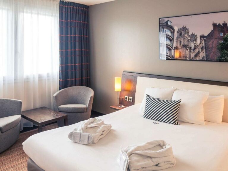 Un ou plusieurs lits dans un hébergement de l’établissement Hotel Mercure Rennes Cesson