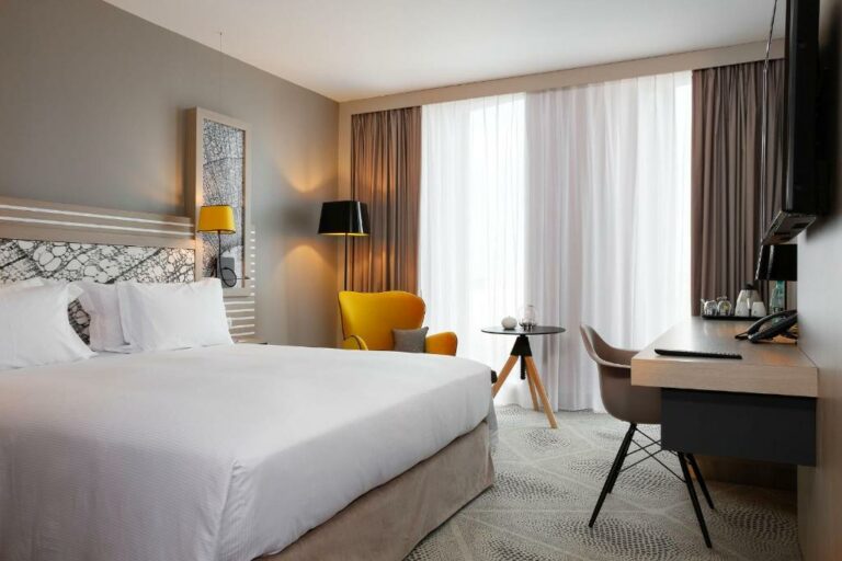 Ein oder mehrere Betten in einer Unterkunft im Hilton Garden Inn Bordeaux Centre