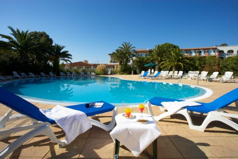 Schwimmbad im SOWELL HOTELS Saint Tropez oder in der Nähe