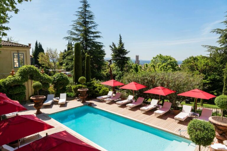 Blick auf das Schwimmbad des Villa Gallici Hôtel & Spa oder ein nahegelegenes Schwimmbad