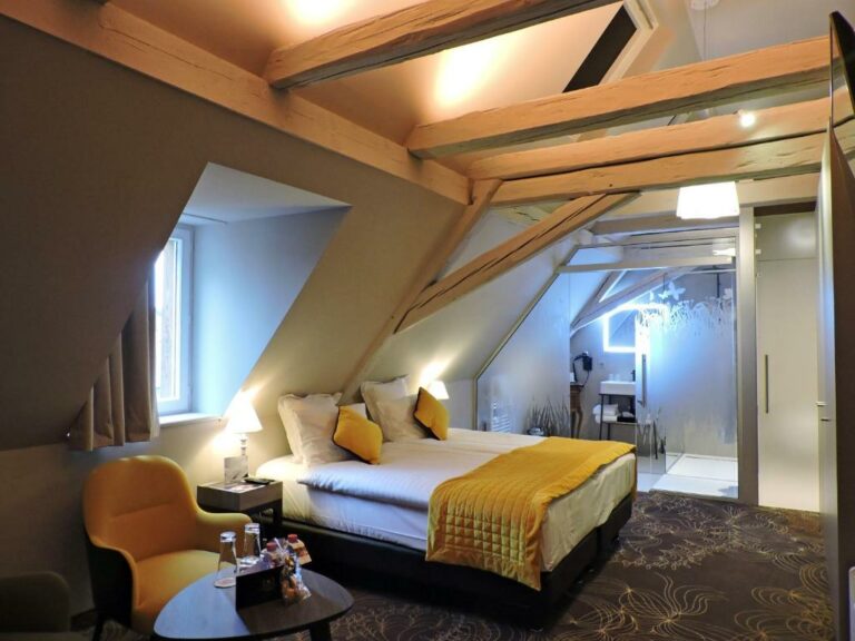 Una o más camas en alojamiento en el Hotel Restaurant La Couronne