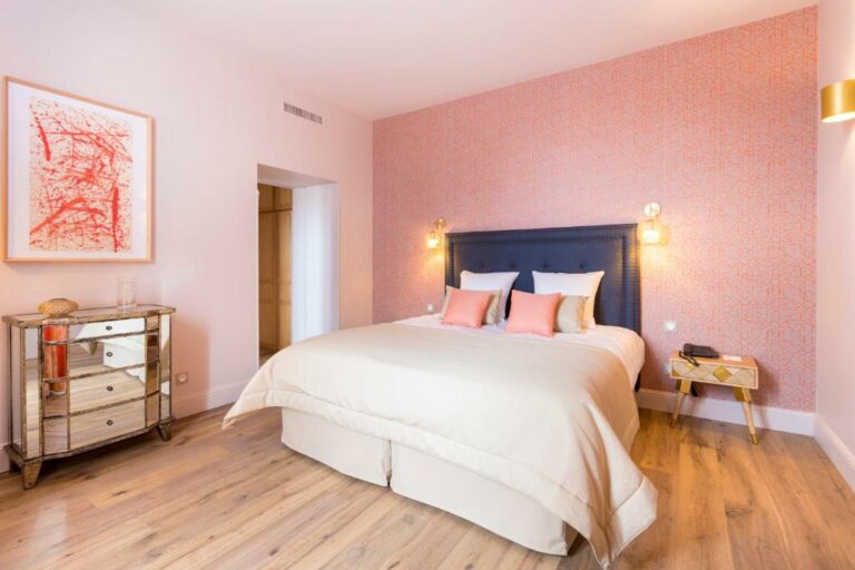 Одна или несколько кроватей в номере отеля Clos Castel