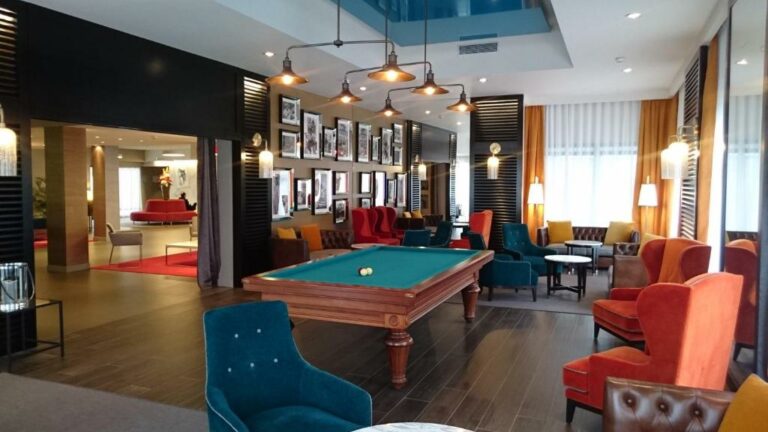 Billiards in the Best Western Plus Hôtel & Spa in Chassieu