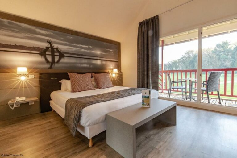 Un ou plusieurs lits dans un hébergement de l’établissement Saint Malo Golf Resort