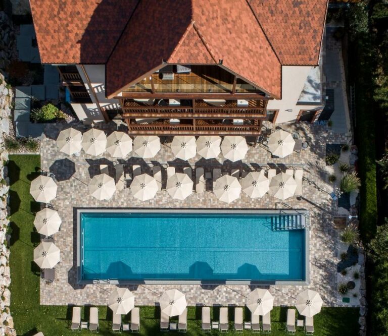 View of the swimming pool at the Hostellerie Des Châteaux & Spa or a nearby swimming pool