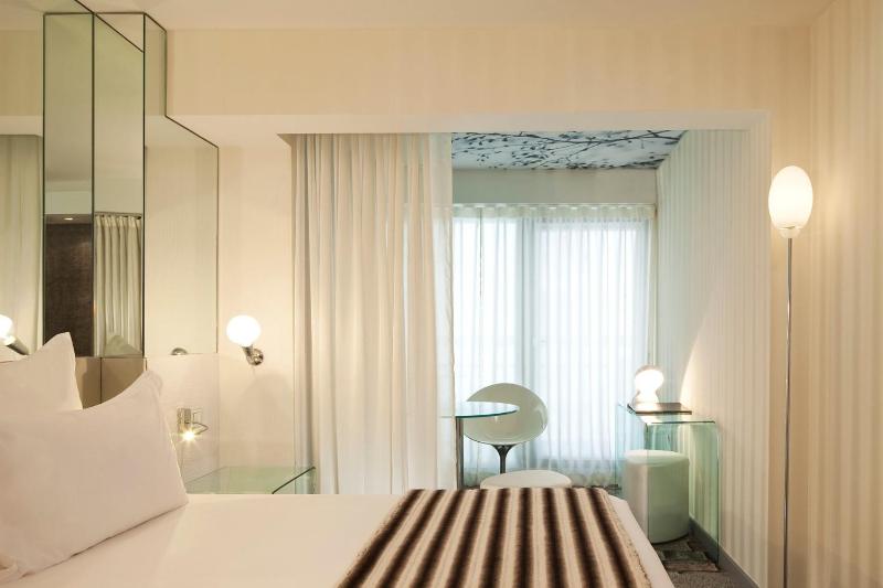 Un ou plusieurs lits dans un hébergement de l'établissement Le 7 Eiffel Hotel