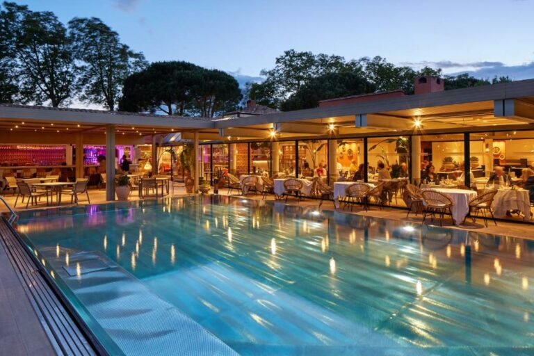 Schwimmbad im Villa Duflot Hotel & Spa Perpignan oder in der Nähe