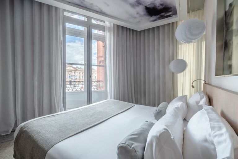 Одна или несколько кроватей в номере отеля Le Grand Balcon.