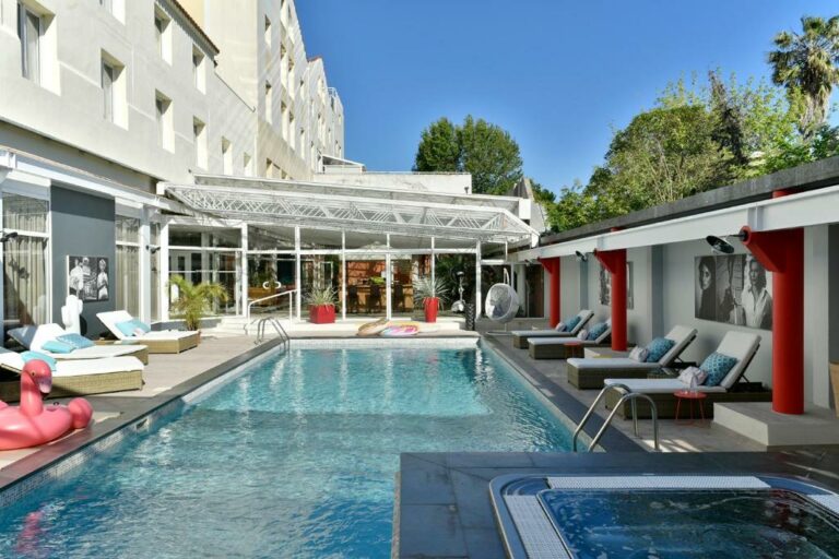 Schwimmbad im Hotel Arles Plaza oder in der Nähe