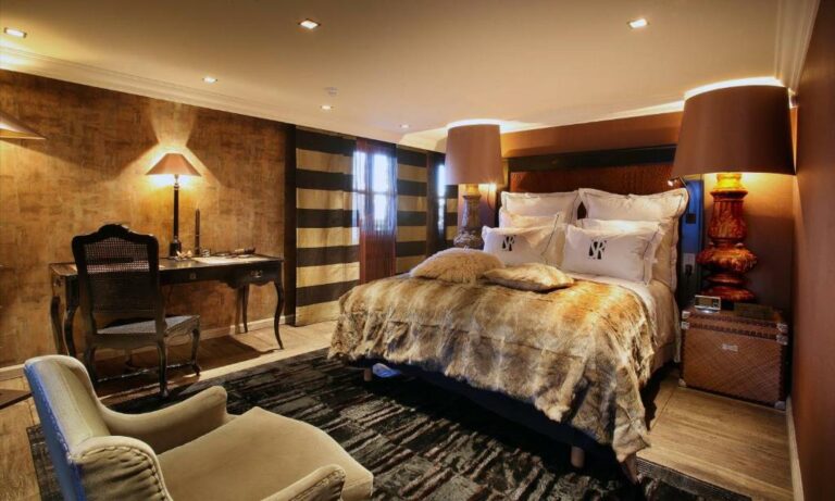 Одна или несколько кроватей в номере отеля Le Saint Roch