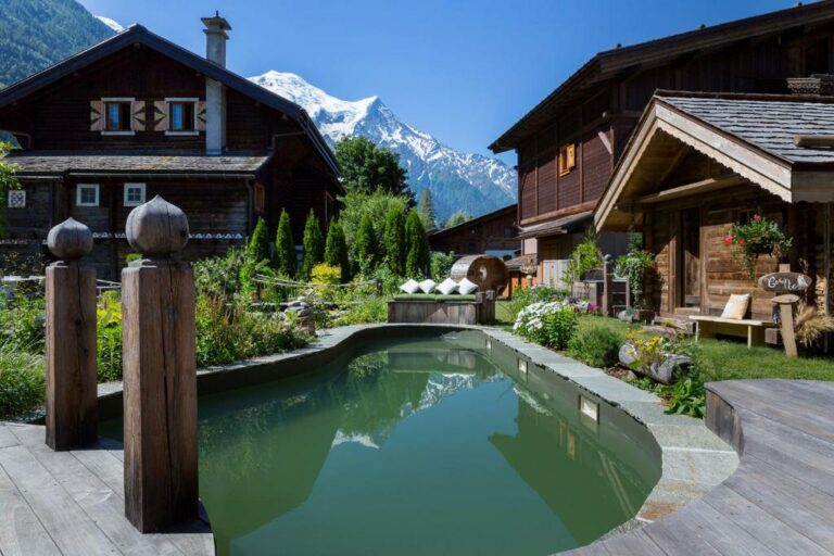Swimming pool at the Chalet-Hôtel Hermitage or located nearby