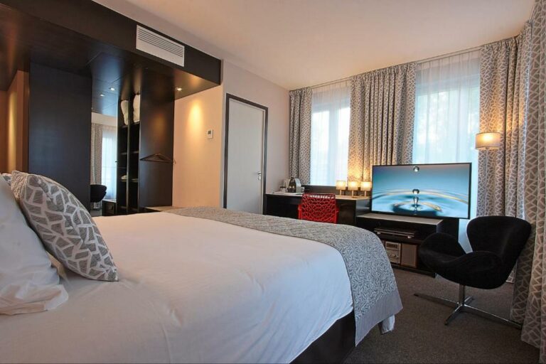 One or more beds in accommodation at La Paix Hôtel Contemporain Brest city center