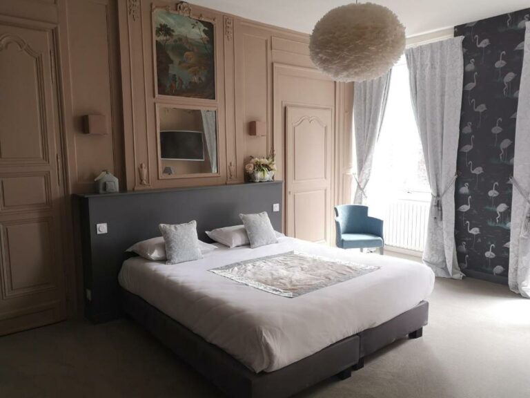 Un ou plusieurs lits dans un hébergement de l’établissement Hôtel & Spa Perier Du Bignon