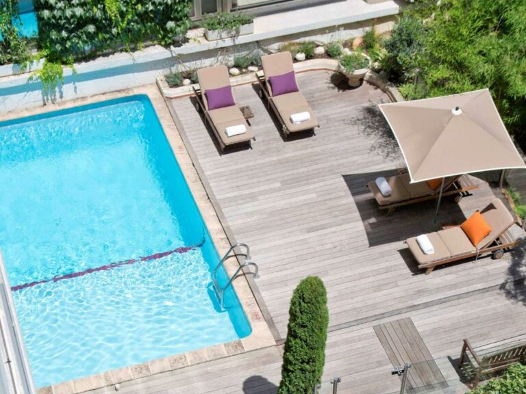 Vue sur la piscine de l’établissement Hotel Croisette Beach Cannes Mgallery ou sur une piscine à proximité