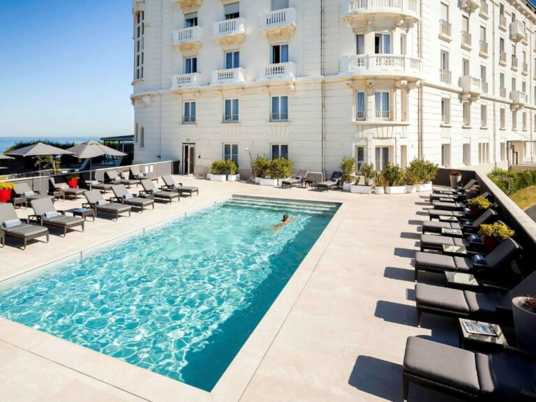 Piscine de l’établissement Le Regina Biarritz Hotel & Spa MGallery Hotel Collection ou située à proximité