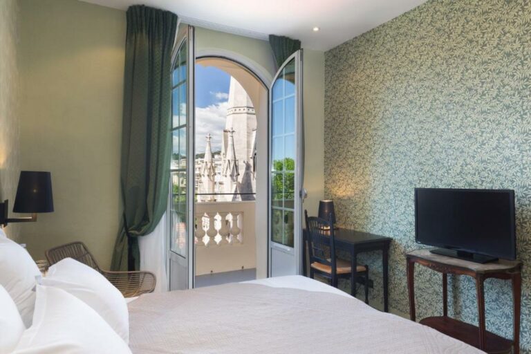 Un ou plusieurs lits dans un hébergement de l’établissement Hotel Le Grimaldi by Happyculture