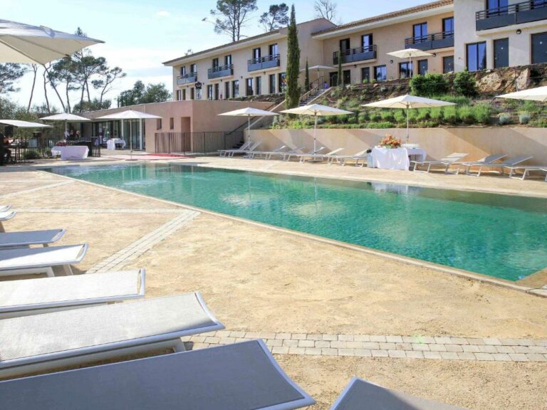 حمام السباحة في Mercure Brignoles Golf de Barbaroux & Spa أو يقع في مكان قريب