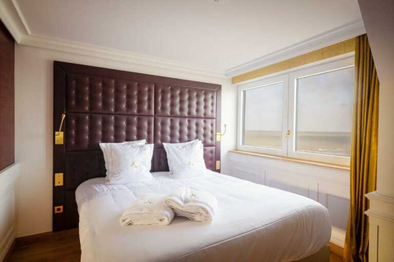 Одна или несколько кроватей в номере отеля Merveilleux Côté Mer