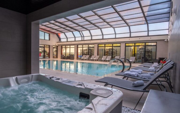 Schwimmbad im Kyriad Prestige Lyon Est – Saint Priest Eurexpo Hotel and SPA oder in der Nähe