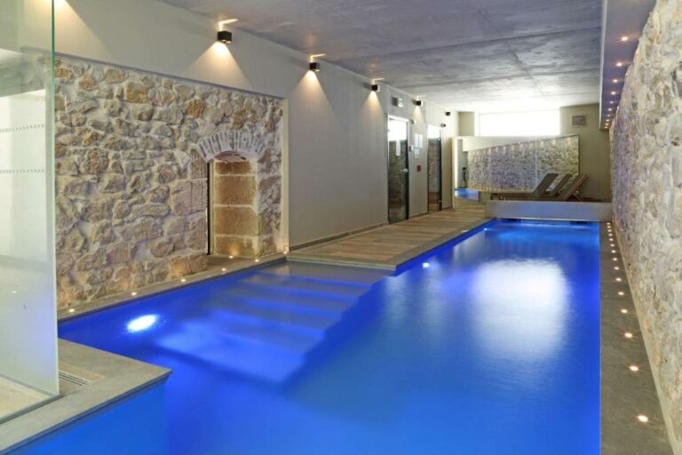 Schwimmbad im Best Western Plus Hôtel La Joliette oder in der Nähe