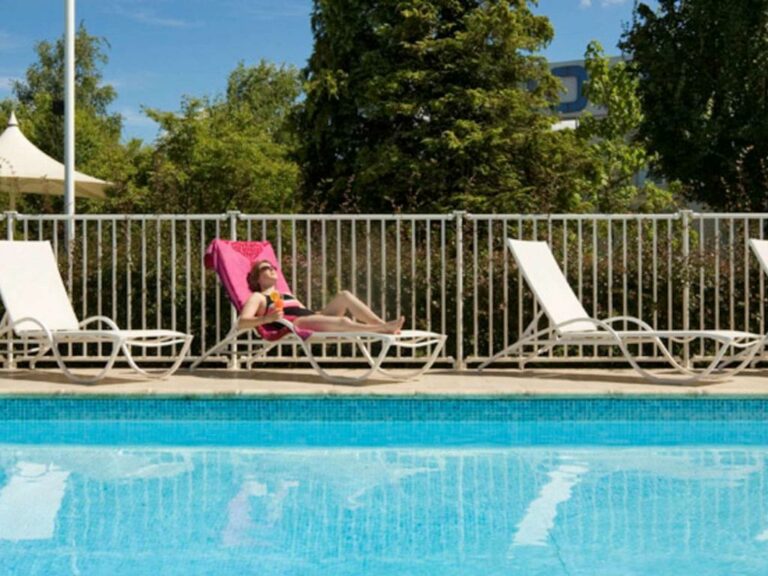 Malgré les restrictions sanitaires, les amateurs de baignade peuvent de  nouveau s'éclater en piscine