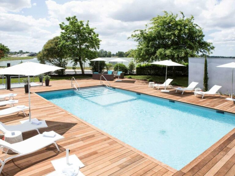 Swimming pool at Novotel Bordeaux Lac or located nearby