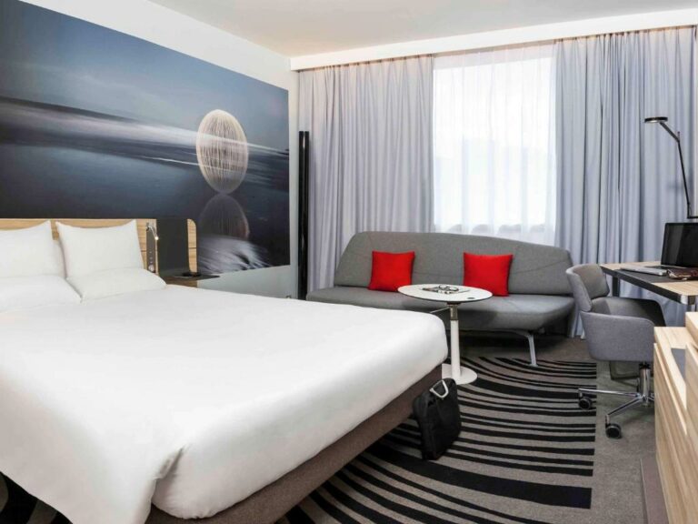 One or more beds in accommodation at the Novotel Limoges Le Lac establishment