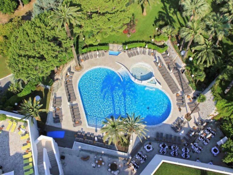 Vue sur la piscine de l’établissement Hotel Cannes Montfleury ou sur une piscine à proximité