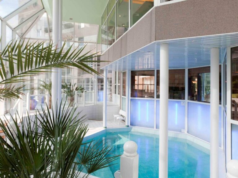 Swimming pool at the Hotel Mercure Grenoble Center President or located nearby