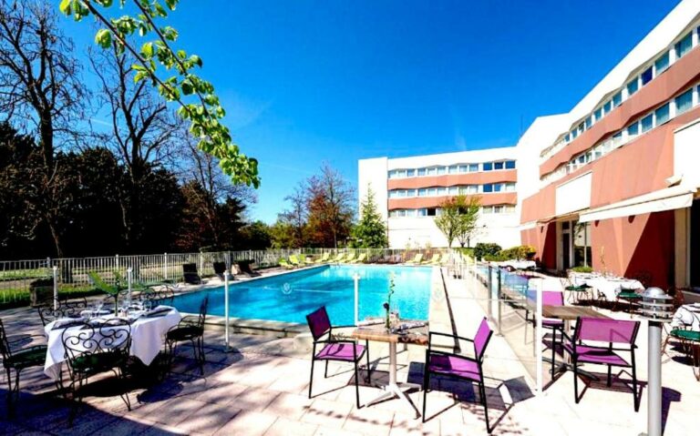Swimming pool at the Golden Tulip Bâle Mulhouse – Hôtel Restaurant or located nearby