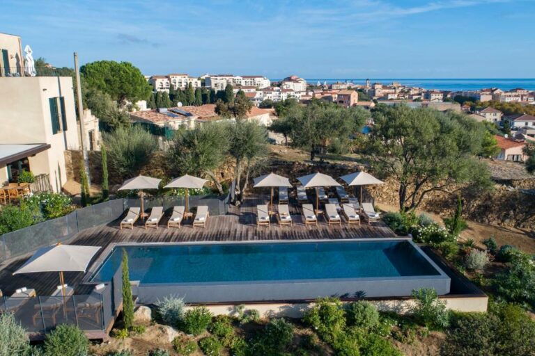 Vista sulla piscina dell'Hôtel Restaurant Villa Joséphine o su una piscina vicina