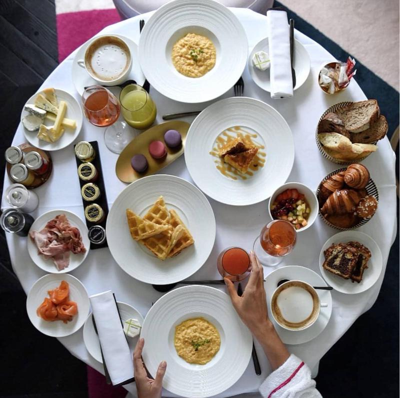 Options de petit-déjeuner proposées aux clients de l'établissement Fauchon l'Hôtel Paris
