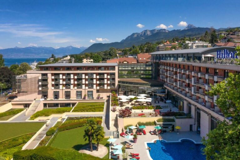 Панорамный вид на отель Hilton Evian Les Bains